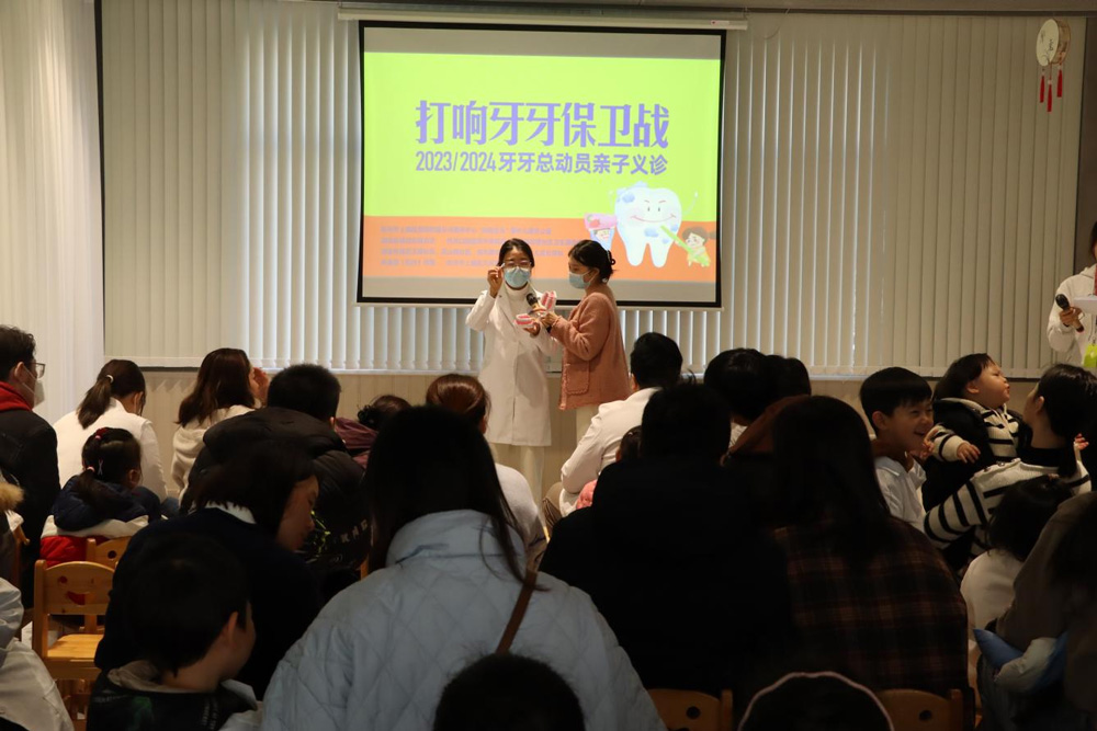 近日，杭州湖滨街道开展幼儿口腔义诊服务。湖滨街道供图