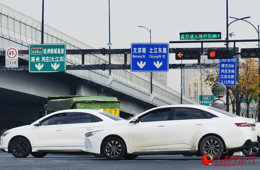 杭州绕城高速入口标志。人民网记者 张帆摄