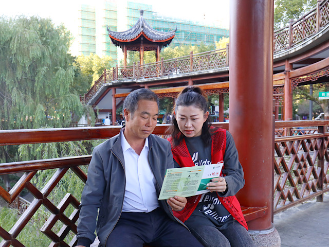 “香溢”志愿者（右）深入社区开展特色普法宣传活动。吕荣智摄