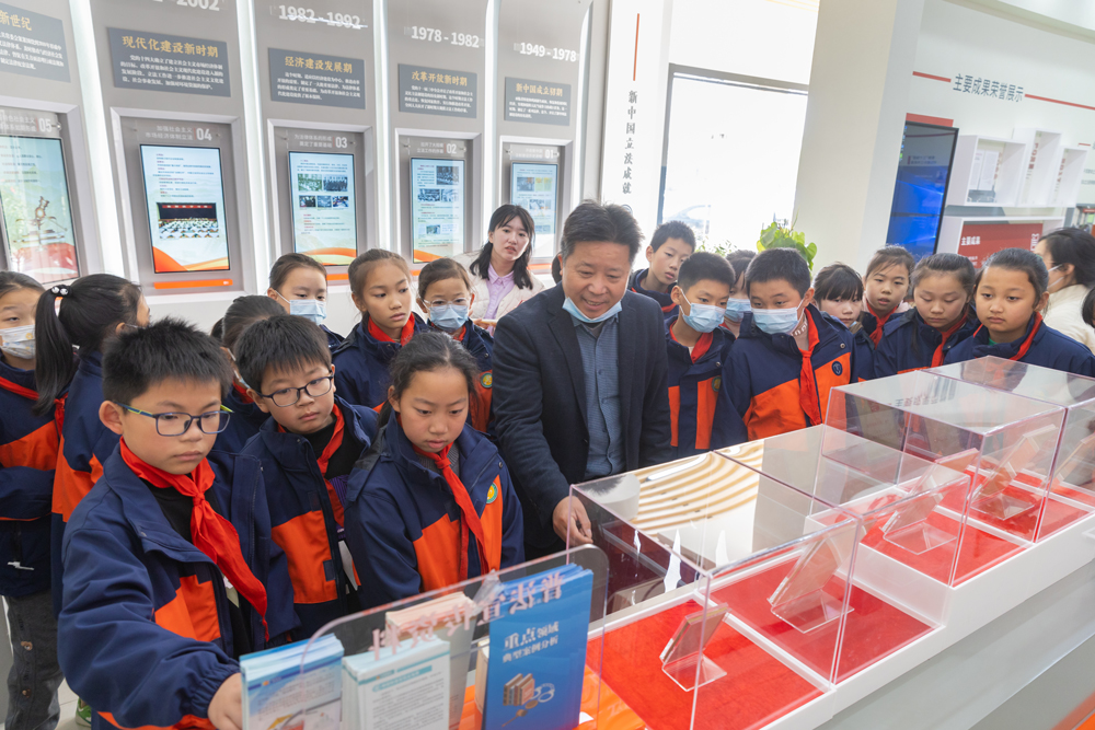 學生們在志願者的帶領下“零距離”了解國家法律發展歷程。慈城鎮供圖