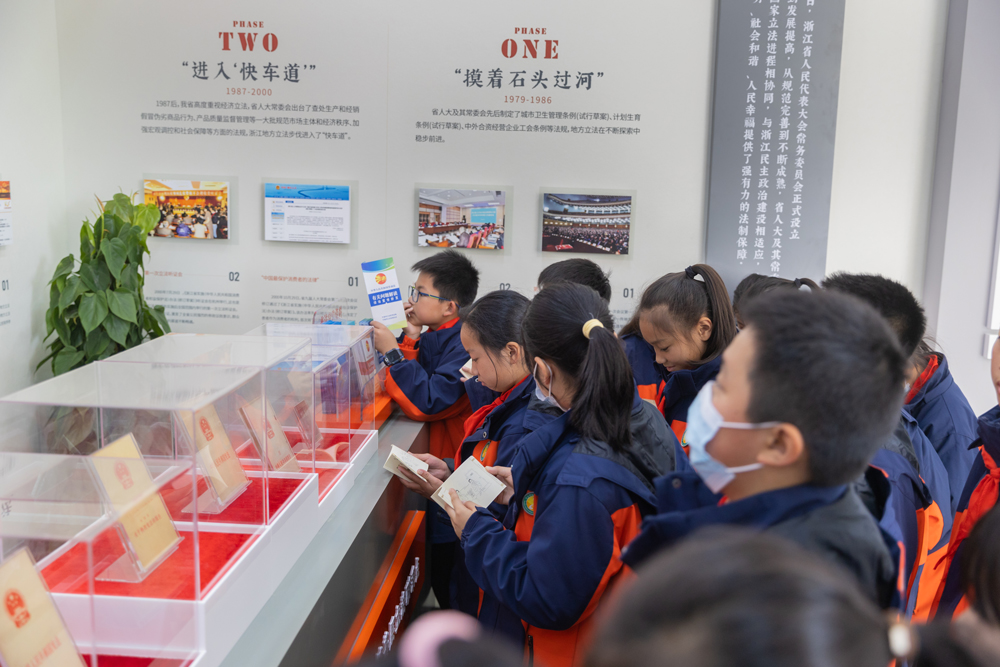 學生們在志願者的帶領下“零距離”了解國家法律發展歷程。慈城鎮供圖