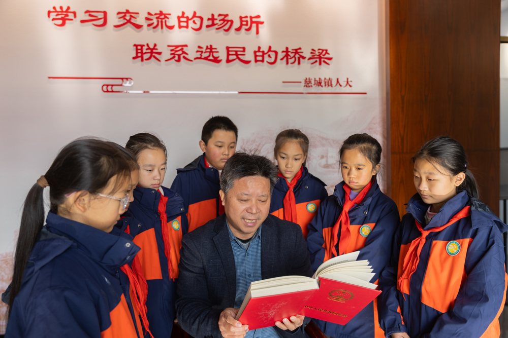 學生們在志願者的帶領下“零距離”了解國家法律發展歷程。慈城鎮供圖