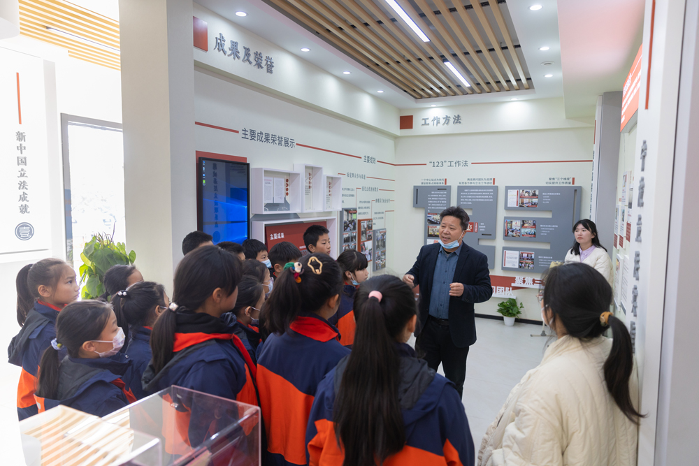 學生們在志願者的帶領下“零距離”了解國家法律發展歷程。慈城鎮供圖