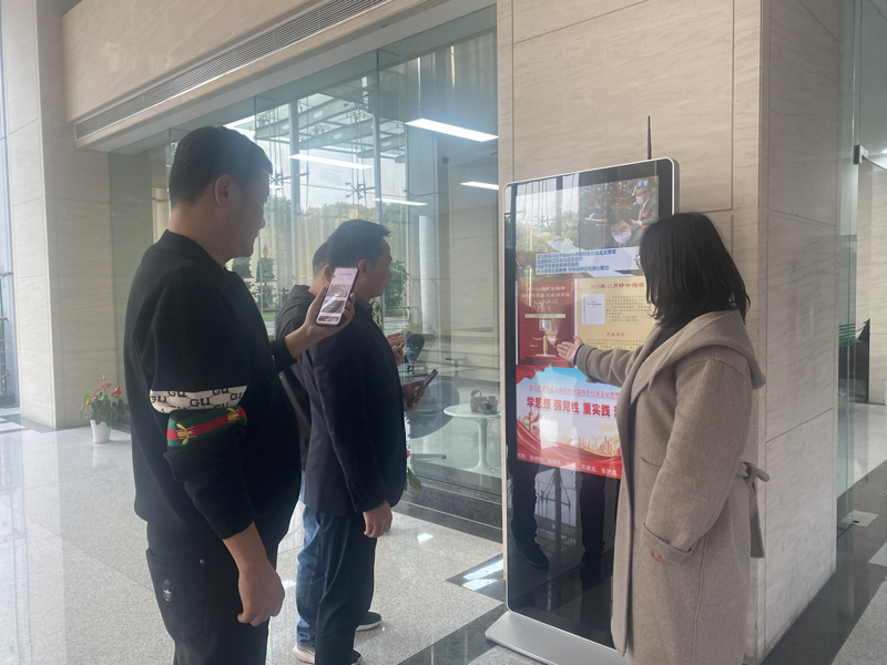宁波市烟草专卖局法规人员宣传宪法知识二维码。陈胤莎摄