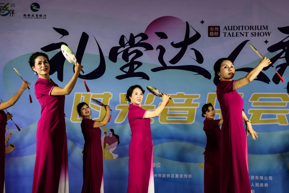 12月8日晚，台州市路桥区“一路乡伴”礼堂达人秀初赛第五场在路桥区横街镇横街居文化礼堂举行。王国洋摄