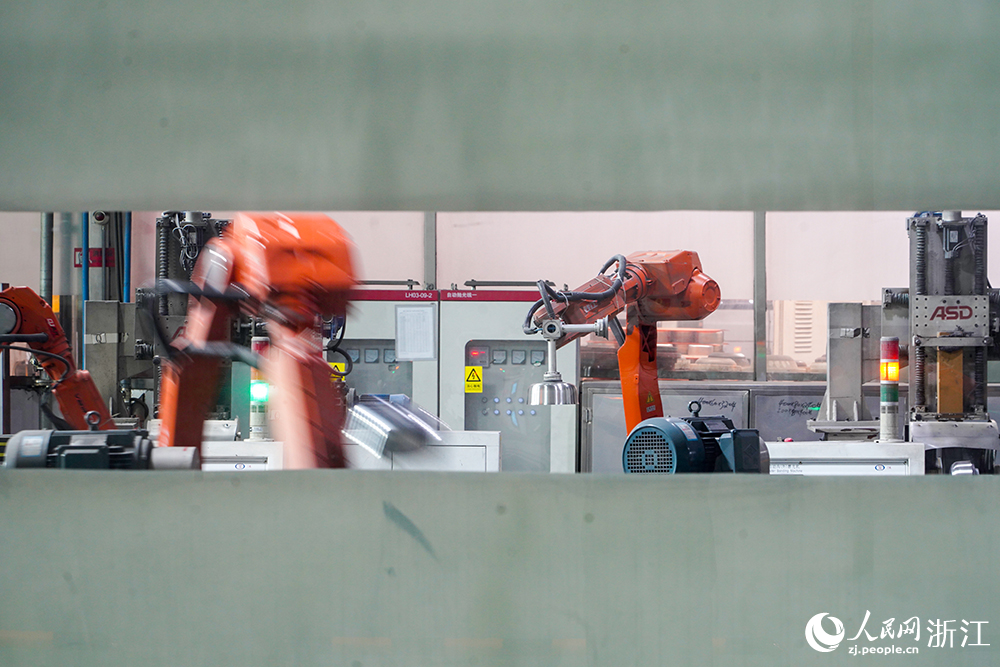 在浙江省温岭市爱仕达“未来工厂”的不锈钢抛光无人车间，机器人仅需22秒就能完成一口锅的26道抛光工序，实现无人化生产。人民网 章勇涛摄