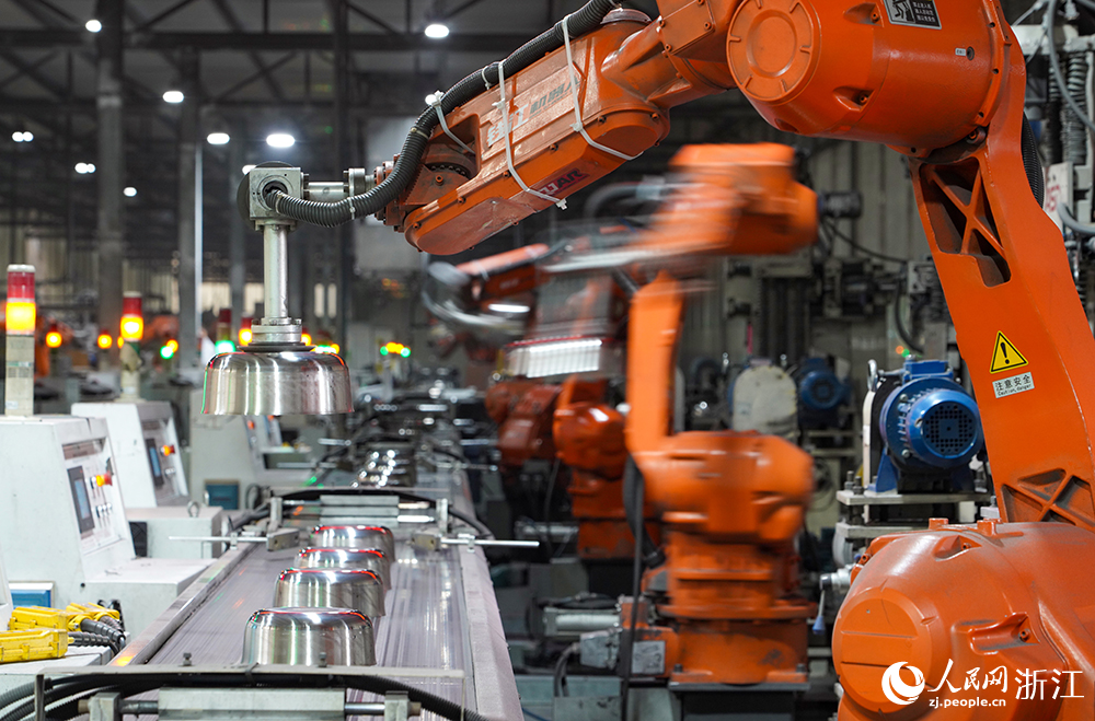 在浙江省温岭市爱仕达“未来工厂”的不锈钢抛光无人车间，机器人仅需22秒就能完成一口锅的26道抛光工序，实现无人化生产。人民网 章勇涛摄