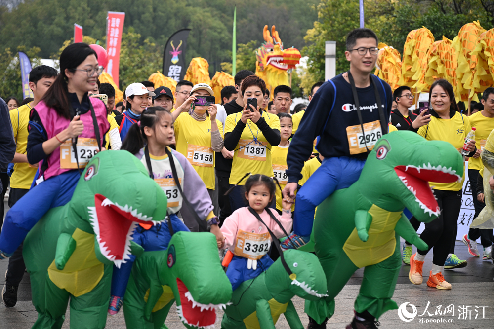 2023浙江諸暨西施馬拉鬆正式開跑。人民網記者 艾宇韜攝