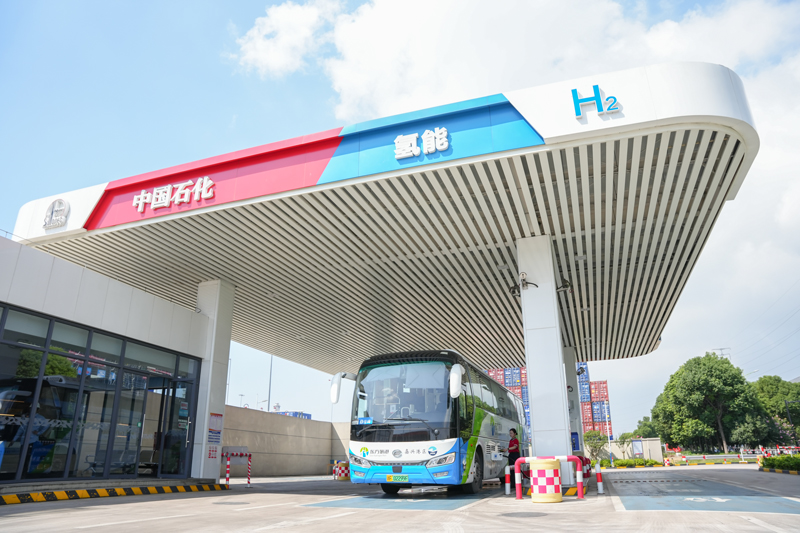 氢能公交在中国石化加氢站补能。