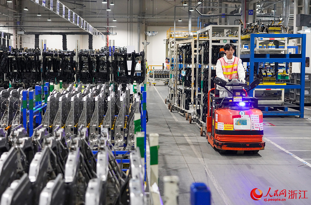 在嘉興國家高新區一汽車座椅系統生產基地，工人們在生產線上忙碌著。人民網 章勇濤攝