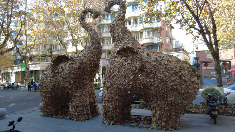 “雙象奔赴”藝術裝置。湖濱街道供圖