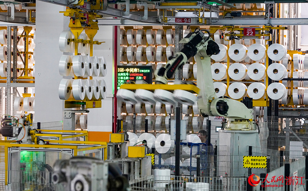 在浙江省桐乡市桐昆集团聚酯纤维“未来工厂”，各类自动化设备和5G机器人有序运转。人民网 章勇涛摄