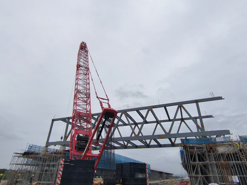 天桥钢结构吊装作业现场