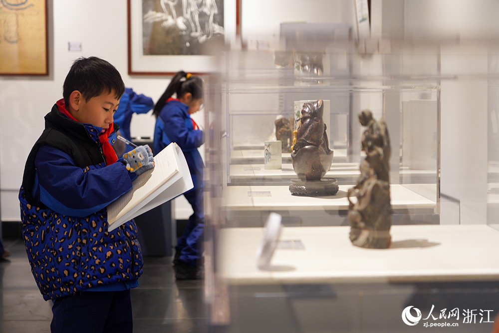 近日，天台縣始豐小學的學生們走進博物館，感受傳統文化。人民網 章勇濤攝