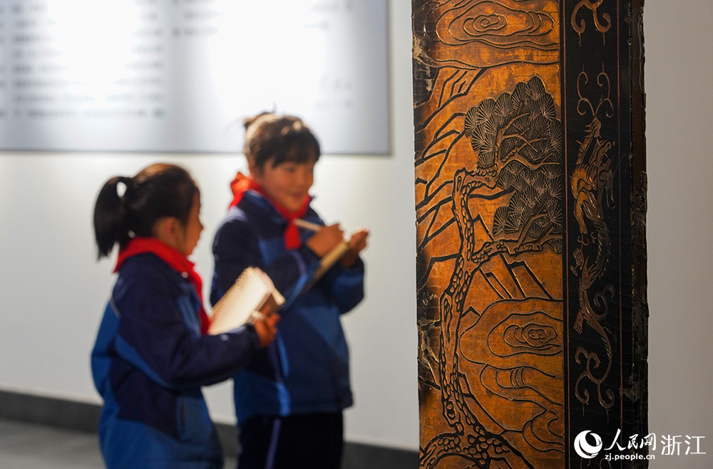 近日，天台縣始豐小學的學生們走進博物館，感受傳統文化。人民網 章勇濤攝