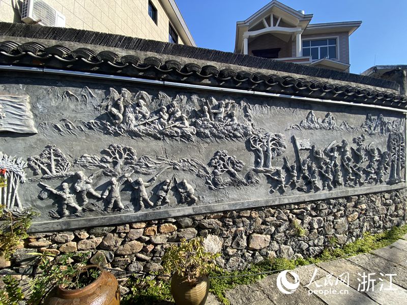 在花溪村随处可见灰雕艺术。人民网 方彭依梦摄