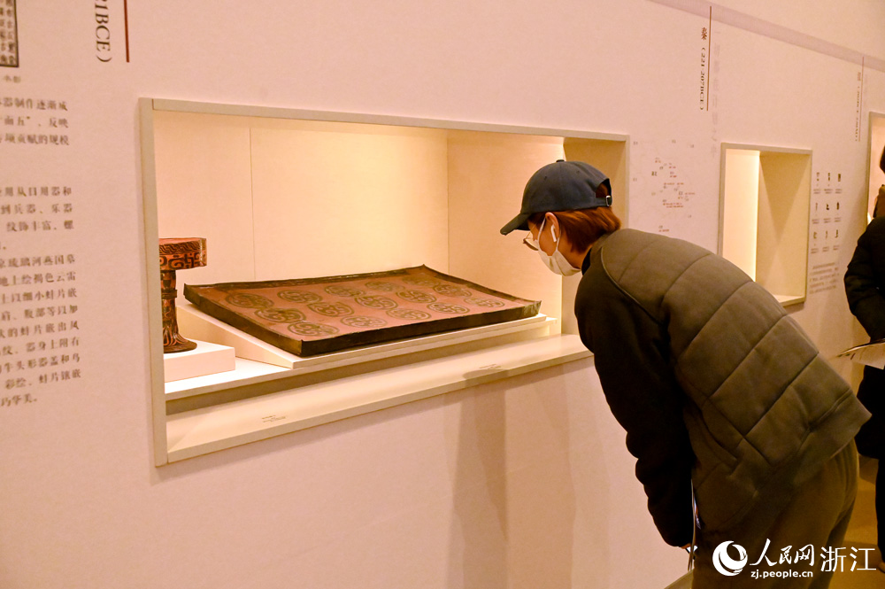 12月27日，“不朽——大漆藝術五千年”展覽在杭州良渚博物院開展。人民網記者 葉賓得攝
