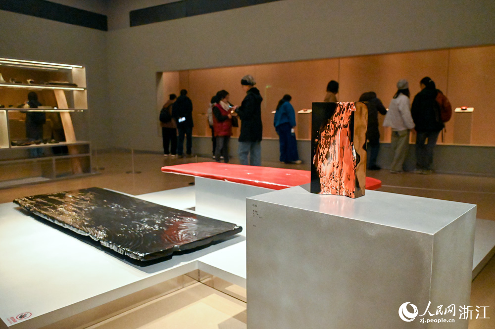 12月27日，“不朽——大漆艺术五千年”展览在杭州良渚博物院开展。人民网记者 叶宾得摄