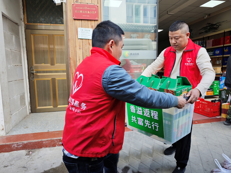 “香溢”志愿者将返程物流服务中的捎带物品搬上返程送货车。王嘉杰/摄