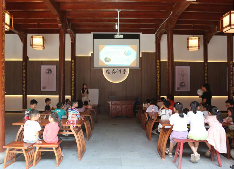 雅岙村文化禮堂開展“暑期假校童心筑夢”繪畫活動。油竹街道供圖