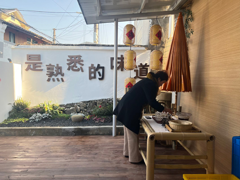 村民袁順利正在農家樂裡忙碌。張子琪攝