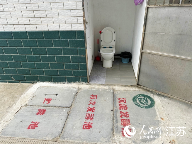 明朗村村民家中改造后的卫生户厕。人民网 周梦娇摄