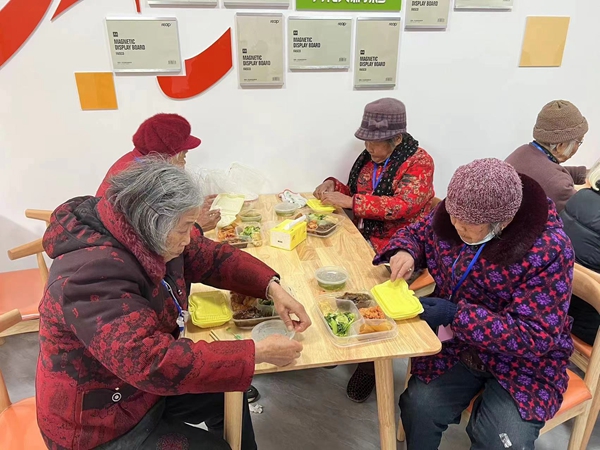 無錫惠山區惠愛愛心餐廳內，老人們正在就餐。陳曉銘攝