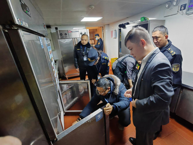 湖滨街道综合行政执法队工作人员来到店铺进行现场查看。湖滨街道供图