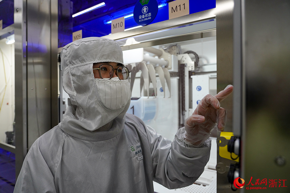 员工在设备间查看设备的运行情况。人民网 章勇涛摄