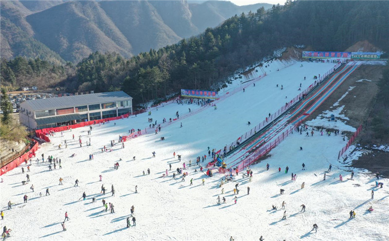 岳西大别山滑雪乐园。人民网记者 张俊摄