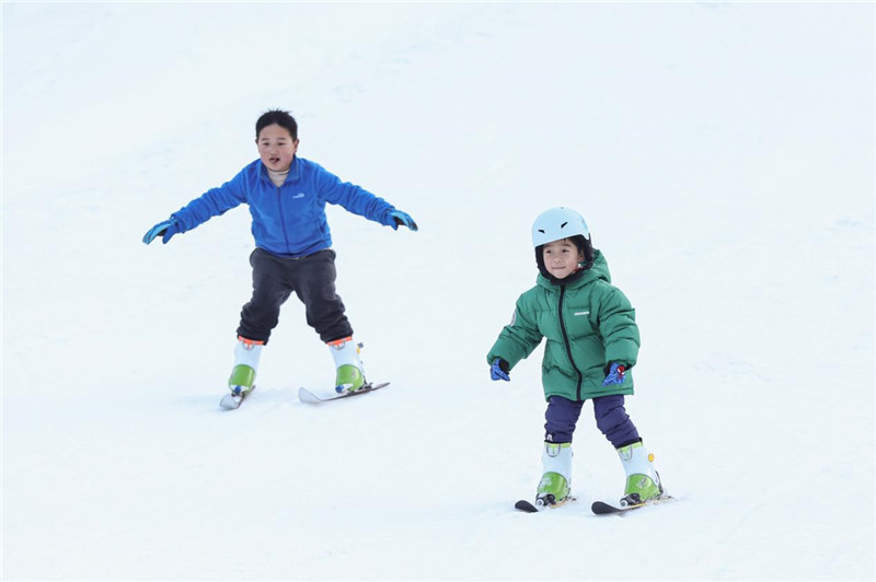 岳西大别山滑雪乐园内滑雪的儿童。人民网记者 张俊摄