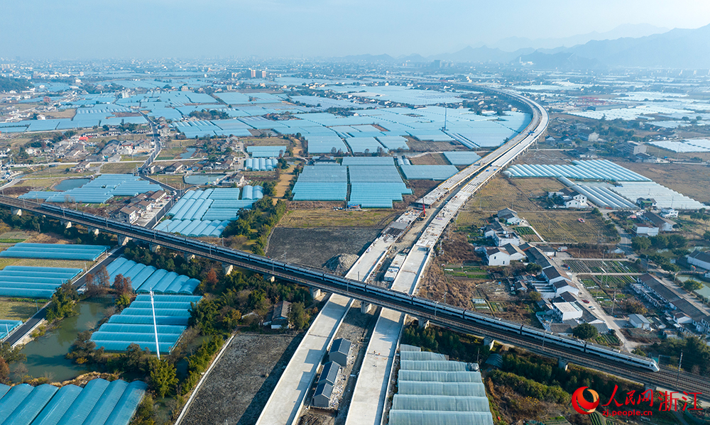 浙江省温州市瑞苍高速苍南段项目现场，工人正在有序推进工程进度。人民网 章勇涛摄