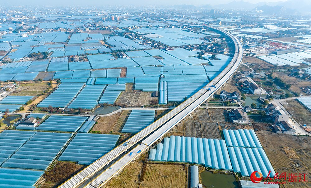 浙江省温州市瑞苍高速苍南段项目现场，工人正在有序推进工程进度。人民网 章勇涛摄