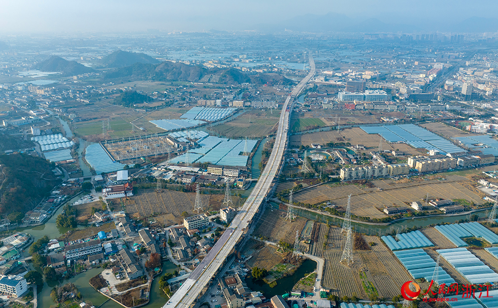 浙江省温州市瑞苍高速苍南段项目现场，工人正在有序推进工程进度。人民网 章勇涛摄