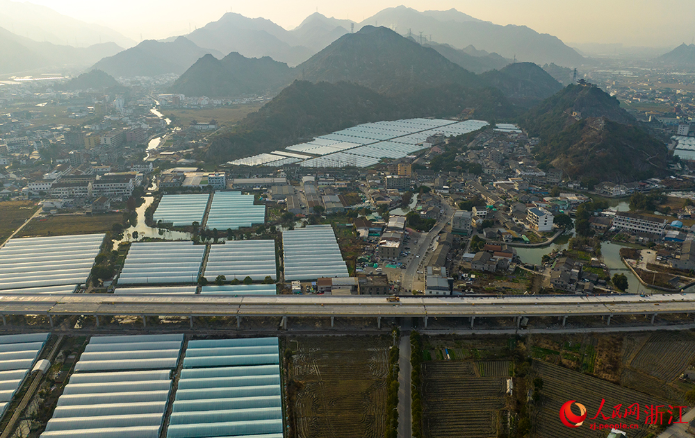 浙江省温州市瑞苍高速苍南段项目现场，工人正在有序推进工程进度。人民网 章勇涛摄