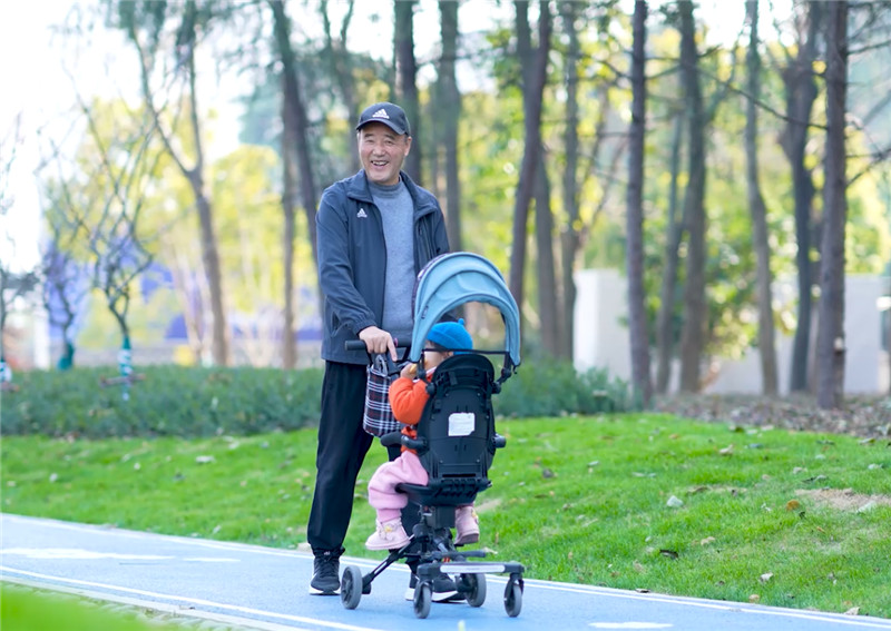爷孙俩在家门口的口袋公园遛弯。芜湖市城管局供图