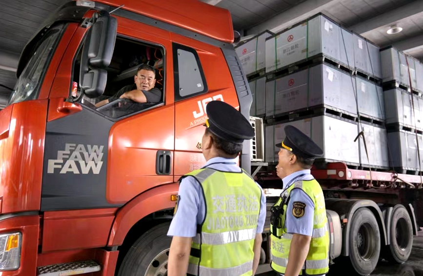 交通执法人员对货车进行巡检。天台县交通运输局供图