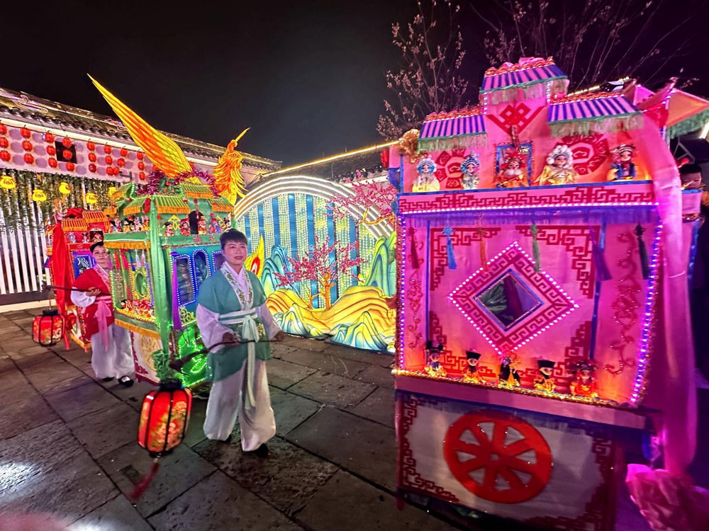 1月18日晚，非遺舞蹈表演項目《車子燈》走進寧波余姚陽明古鎮，熱熱鬧鬧迎新春。吳大慶攝
