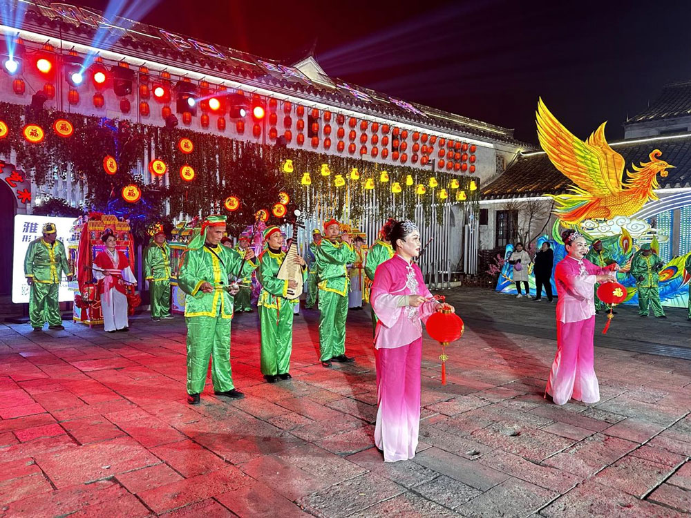 1月18日晚，非遺舞蹈表演項目《車子燈》走進寧波余姚陽明古鎮，熱熱鬧鬧迎新春。吳大慶攝