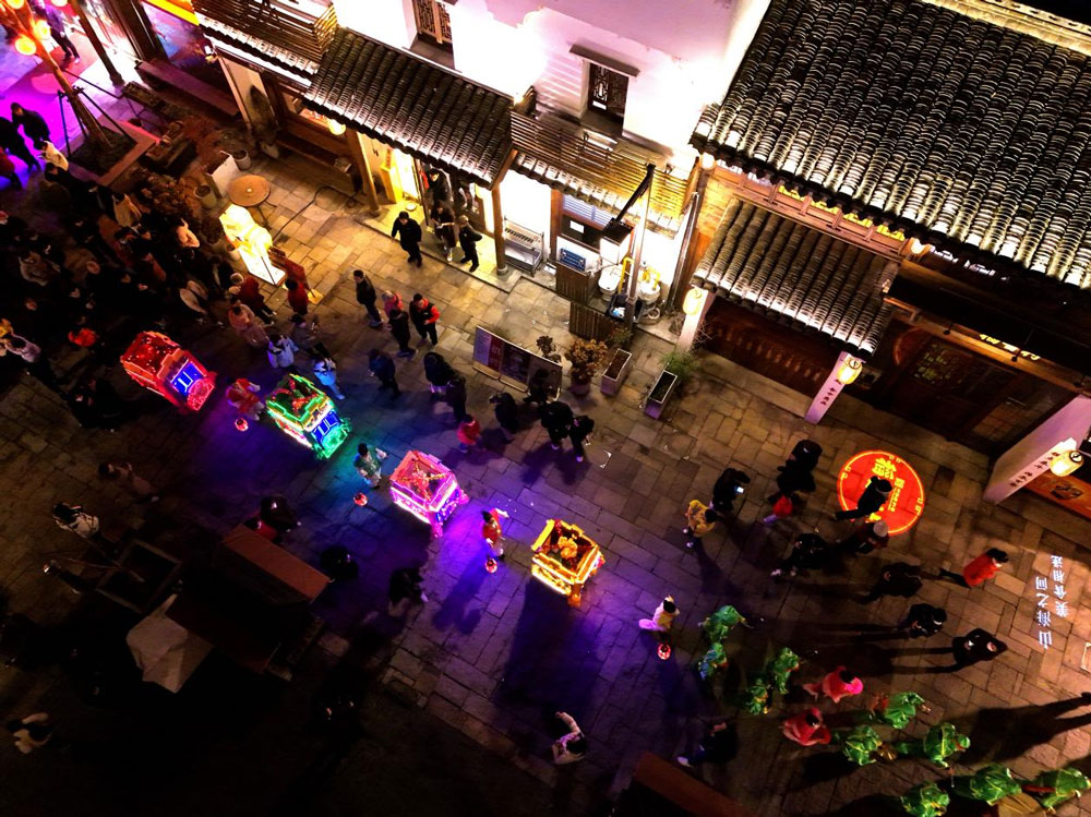 1月18日晚，非遺舞蹈表演項目《車子燈》走進寧波余姚陽明古鎮，熱熱鬧鬧迎新春。吳大慶攝