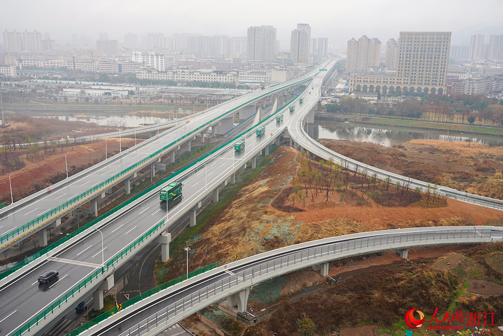 1月19日，位于浙江省金华市的义东高速东阳（江北至南市）段正式通车。人民网 章勇涛摄