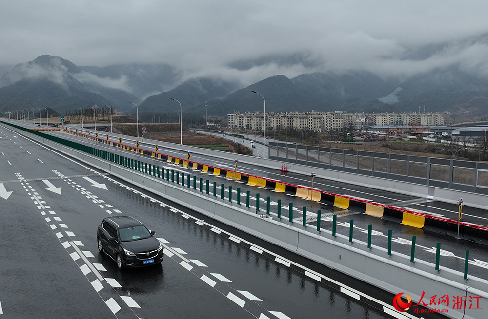 1月19日，位于浙江省金华市的义东高速东阳（江北至南市）段正式通车。人民网 章勇涛摄