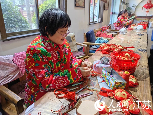 馬庄香包文化大院內，繡娘正在制作香包。人民網 黃啟源攝