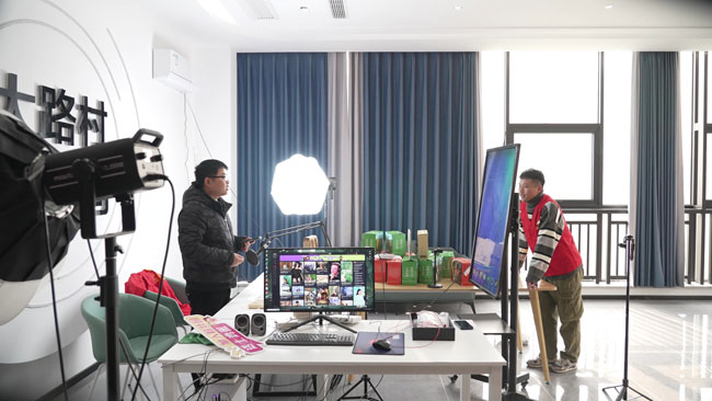 分水镇大路村职业经理人吴延森在大路村农创客中心直播间进行直播准备工作。桐庐县委组织部供图