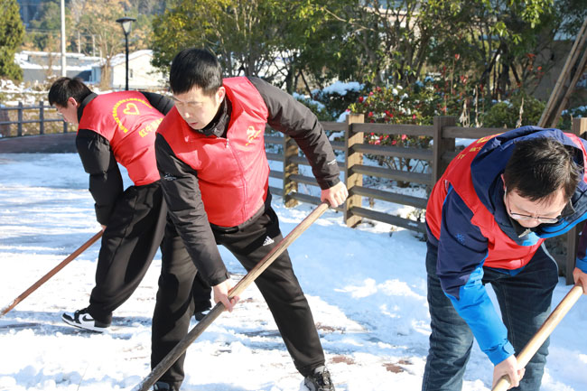 红牛服务队正在展开铲雪除冰工作。浙交建设供图