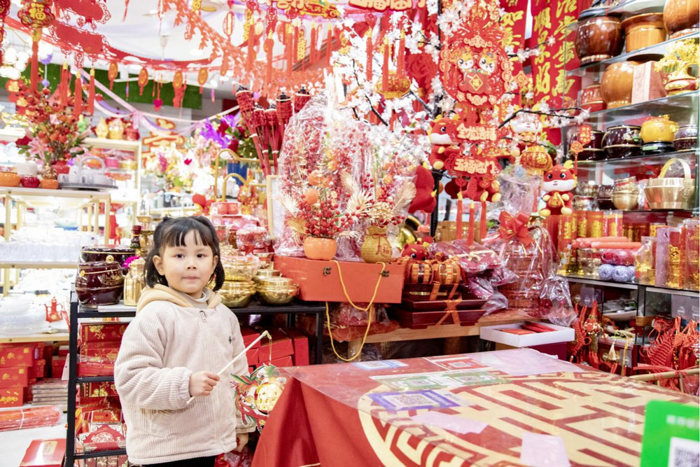 宁波余姚南门小商品市场的饰品商店内，过年装饰品琳琅满目。徐学栋摄
