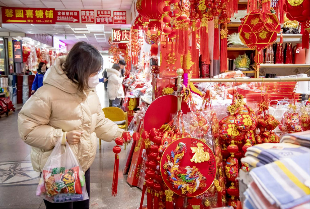 宁波余姚南门小商品市场内，市民在挑选过年装饰品。徐学栋摄