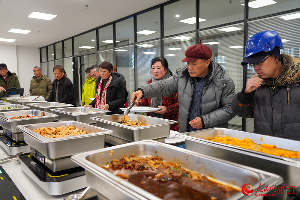 在浙江省寧波市北侖區新碶街道星陽未來社區鄰裡中心，老年人根據自身口味稱重取餐。人民網 章勇濤攝