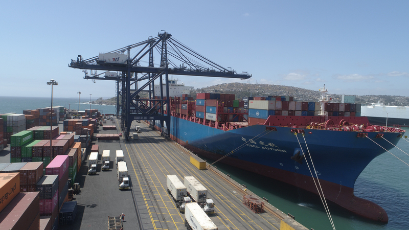 “櫻桃快航”停靠在智利瓦爾帕萊索港口碼頭，正在進行裝貨。受訪者供圖