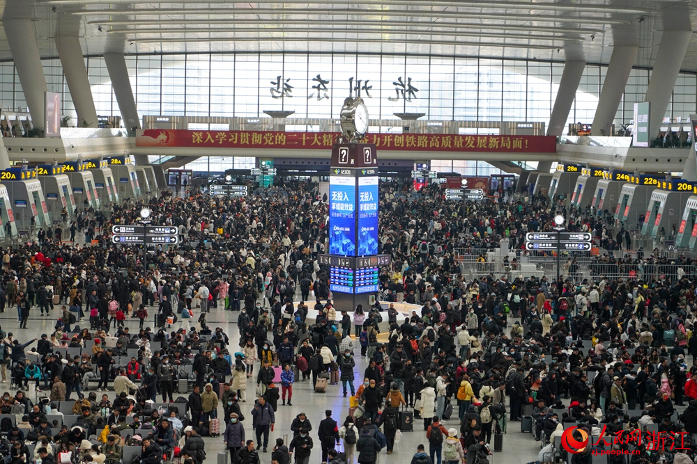 1月26日，旅客在杭州東站候車。人民網 章勇濤攝